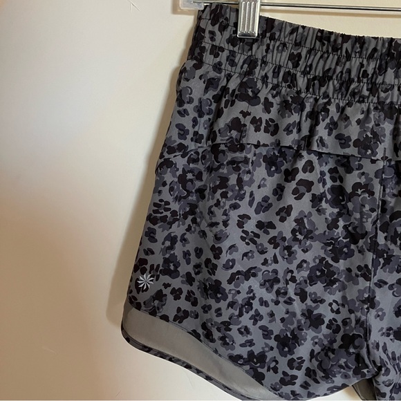 Athleta Gray Leopard Print Athletic Running Shorts size XS - Picture 4 of 6
